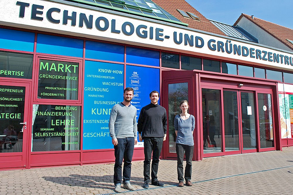 Die drei Stipendiaten vor dem Technologie- und Gründerzentrum am Weinberg-Campus. 