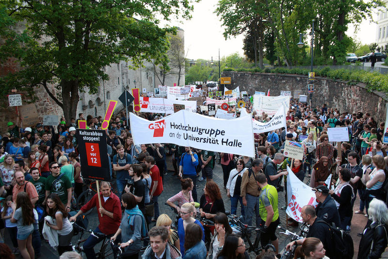 Bereits am Friedemann-Bach-Platz vor der Leopoldina fand eine erste Kundgebung statt.