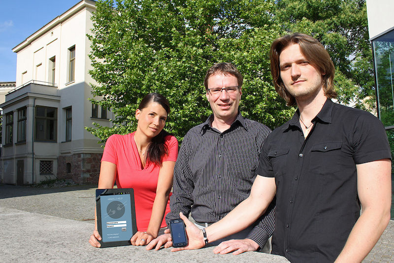 Die Hands2Help-Entwickler mit ihrer App von links: Marlen Hofmann, Prof. Dr. Stefan Sackmann und Hans Julius Betke