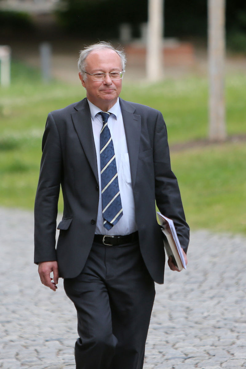 Rektor Udo Sträter nach seiner Wiederwahl auf dem Weg zum Pressegespräch.