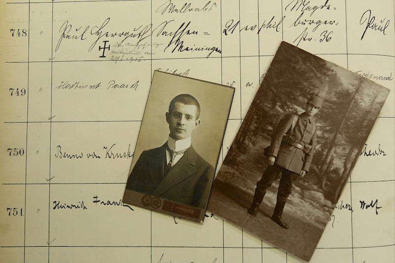 Matrikelbuch und Fotos von Studierenden, die als Soldaten in den ersten Weltkrieg zogen.