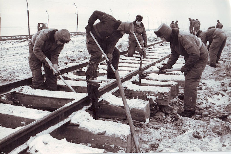 Häftlinge und Bausoldaten mussten mithelfen, die DDR-Wirtschaft am Laufen zu halten.