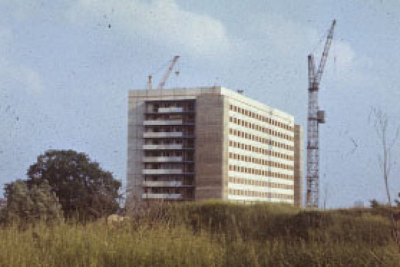 Der erste Bau des Klinikums, das Bettenhaus 1, wurde 1974 fertiggestellt.