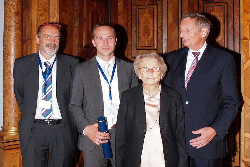 Von links nach rechts: Prof. Mike Ramsey, Vertreter des Preiskomitees, Dr. Stefan Förster, die 97-jährige Stifterin des Preises Hildegard Auwärter und ihr Sohn Heinrich Auwärter, Direktor der Auwärter-Stiftung bei der Preisverleihung.