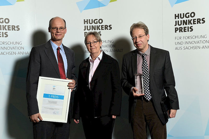 Dr. Hanjo Hennemann, Prof. Dr. Karin Breunig und Prof. Dr. Sven-Erik Behrens (v.l.) erhielten für ihre innovative Technologie zur Bekämpfung von Tierseuchen den ersten Preis.