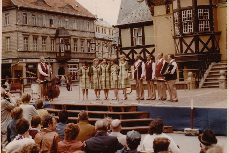 Die Harzer Folkloristen 1979 auf dem Marktplatz in Wernigerode. 