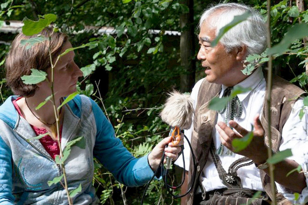 Helen Hahmann im Gespräch mit japanischen Jodler Takeo Ischi während des Altenbraker Jodelwettstreits 2012