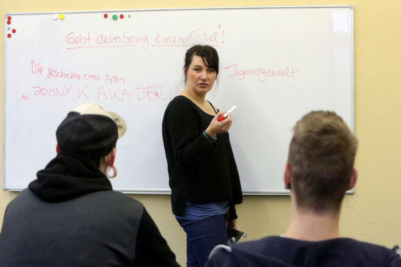 Julia Rüprich gibt einmal pro Woche in der Jugendarrestanstalt Halle Unterricht.