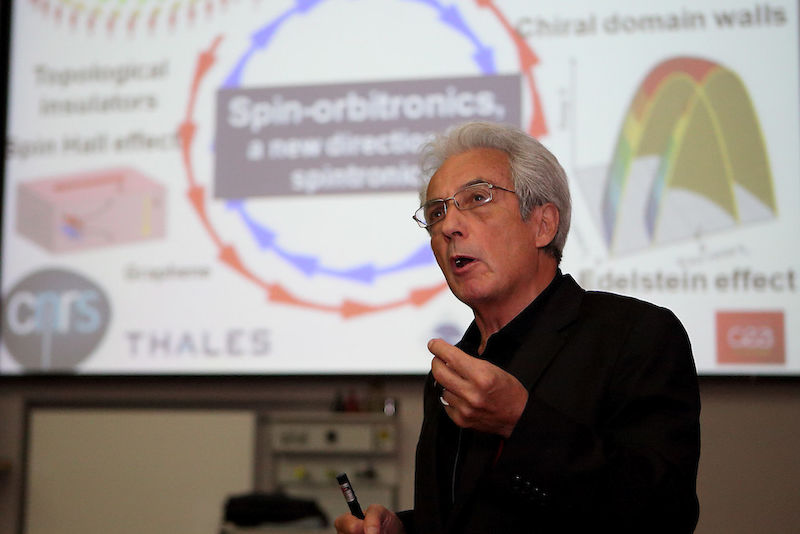 Bei seinem ersten Besuch im Rahmen des Humboldt-Forschungspreises sprach Albert Fert gestern in einem Physikalischen Sonderkolloquium über Spin-Orbitronik.