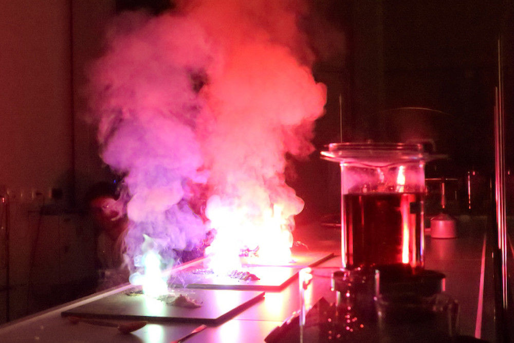 Auf der Langen Nacht der Wissenschaften 2014 zündeten die Chemiker um Prof. Dr. René Csuk ein ­„bengalisches Feuer“ in den Farben Rot, Grün und Blau.