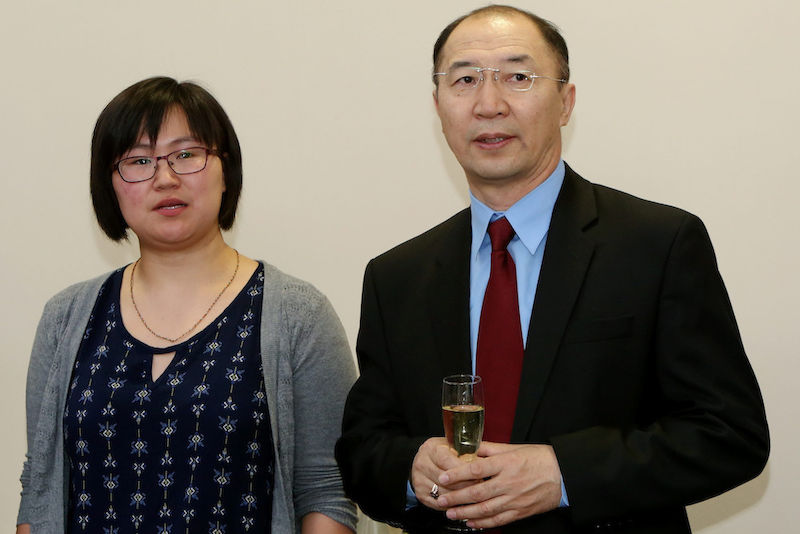 Dr. Regsuren Bat-Erdene (rechts), Rektor der National University of Mongolia (NUM).