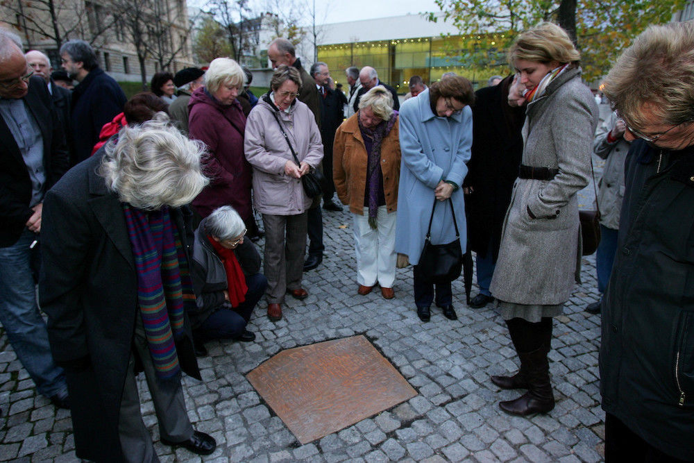 Am 9. November 2008 wurde die Gedenkplatte enthüllt, die auf dem Uniplatz an die Bücherverbrennung erinnert.