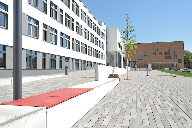 Zur Zeit der Aufnahme noch menschenleer: Halles neuer Campus. Links im Bild zu sehen ist der Institutsneubau an der Emil-Abderhalden-Straße.