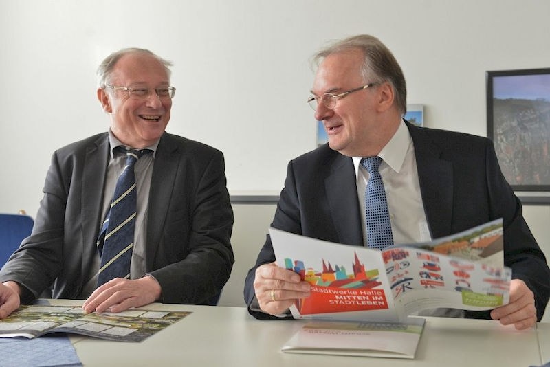 Der Ministerpräsident Dr. Reiner Haseloff im gespräch mit Uni-Rektor Prof. Dr. Udo Sträter (von rechts)