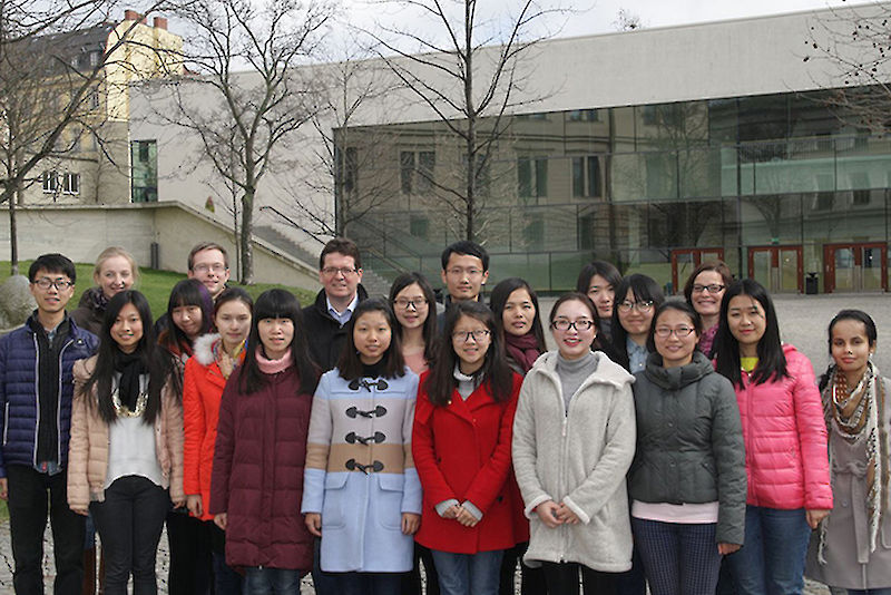 Law students from Chongqing with fellow students and Prof. Dr. Christian Tietje.