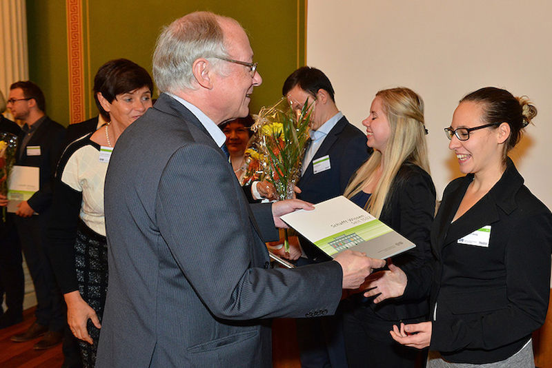 Insgesamt 97 neuen Deutschlandstidpendiaten konnte Rektor Udo Sträter im Oktober 2015 gratulieren.