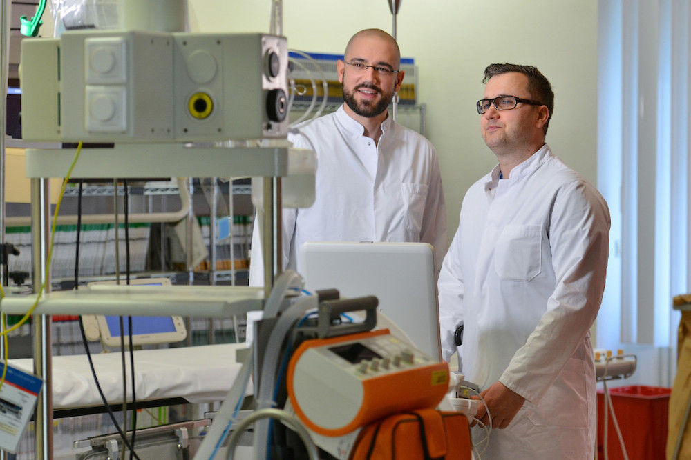 Von links: Die beiden Medi­ziner Jochen Schröder und Sebastian Nuding im Herzkatheterlabor am Universitätsklinikum Halle.
