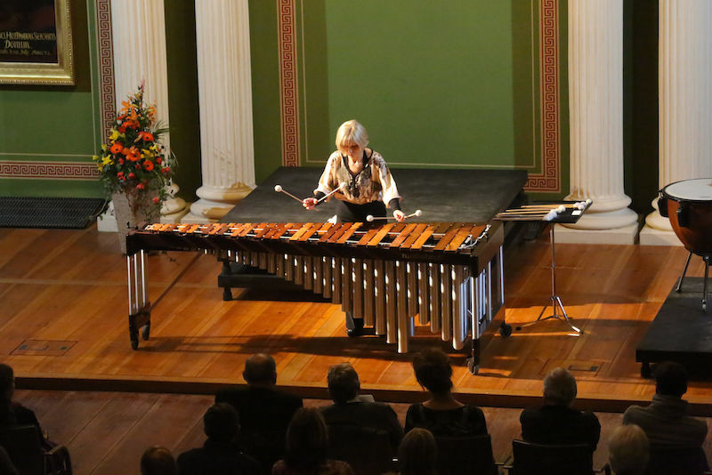 Die Ausnahme- Percussionistin Martha Klimasara war bereits zweimal in der Reihe  "aula konzerte halle" zu Gast. Hier ist sie am Marimbaphon zu sehen.