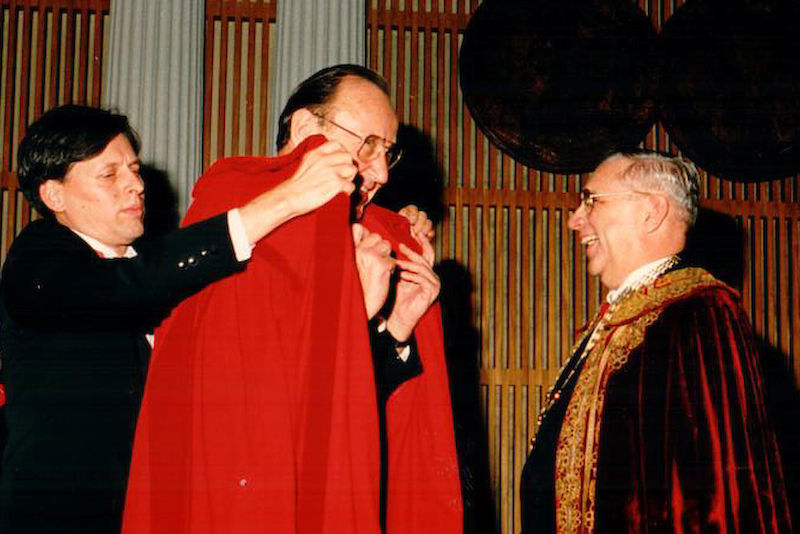 Günther Schilling (re.) 1992 bei der Verleihung der Ehrensenatorwürde an Hans-Dietrich Genscher (Mitte).
