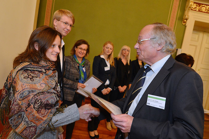Im Oktober 2014 erhält Wiebke Schramm ihr Deutschlandstipendium aus den Händen des Rektors.