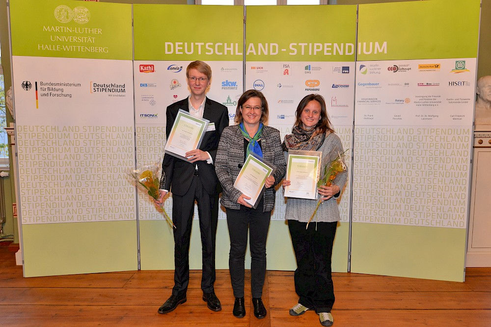 Angela Papenburg (Mitte) mit den beiden Stipendiaten der Papenburg AG 2014, rechts im Bild: Wiebke Schramm.
