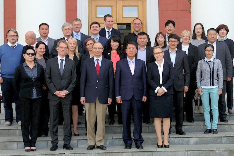 Gemeinsam mit ihren mongolischen Kollegen diskutierten Uni-Vertreter aus Verwaltung, IT und dem Gründerservice über die Umstrukturierung der NUM.