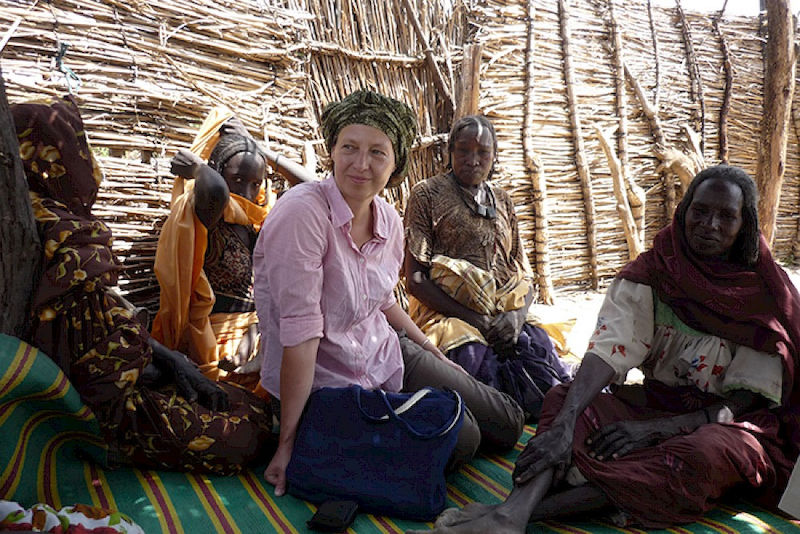 Andrea Behrends mit Dorfbewohnern im Tschad