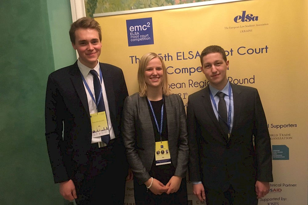 Von links: Felix Klindworth, Marion Kerber und Paul Schiering qualifizierten sich in Kiew für die Weltmeisterschaften der „ELSA Moot Court Competition on WTO Law“ in Genf.