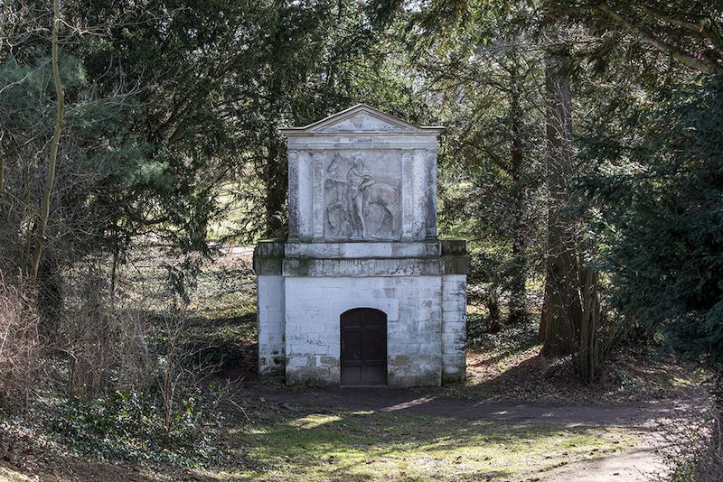 Das Bild "Wallwachhaus zum Pferd“ zeigt ein Denkmal für Johann Joachim Winckelmann, das 1769 im Wörlitzer Schloßgarten erbaut wurde.