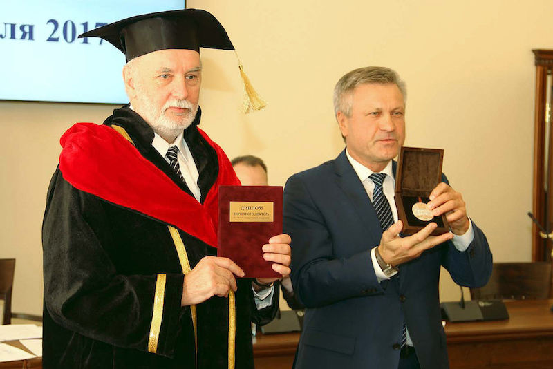 Manfred Frühauf (links) mit der Ehrendoktorurkunde und der Rektor der Altai State University Sergey V. Zemlyukov