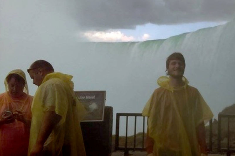 Etwas nass geworden! Ruickoldt vor den Niagarafällen.