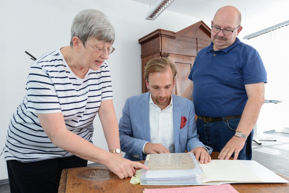 Eva und Helge Haun übergaben dem Leiter des Uniarchivs Dr. Michael Ruprecht (Mitte) unter anderem eine Mappe mit Briefen an und von Gottfried Bernhardy.