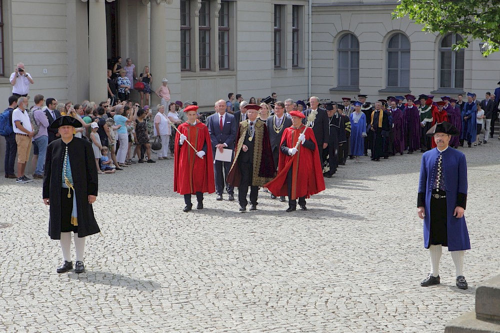 Angeführt vom Rektor Udo Sträter und zwei Pedellen mit den Zeptern der Universität Halle und Wittenberg zog der Festzug in das Löwengebäude ein.