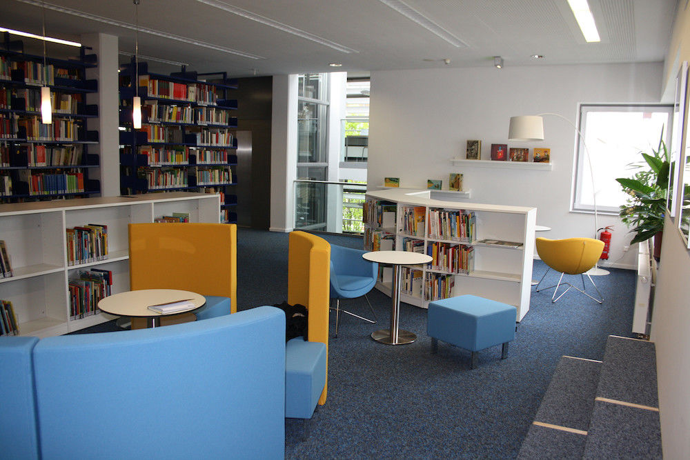 Blick in die neue Leseecke im Obergeschoss der Zweigbibliothek Erziehungswissenschaften
