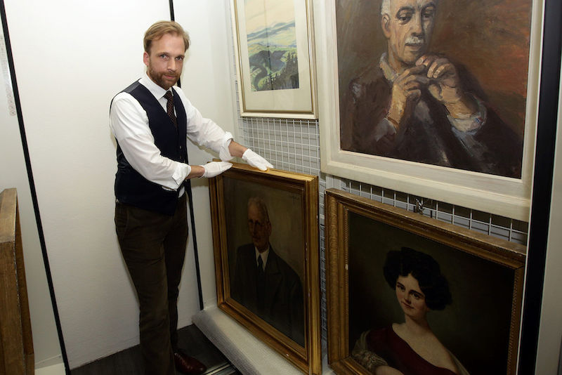 Dr. Michael Ruprecht mit Gemälden, die in den Wasserabweisenden Rollarchiven untergebracht sind.