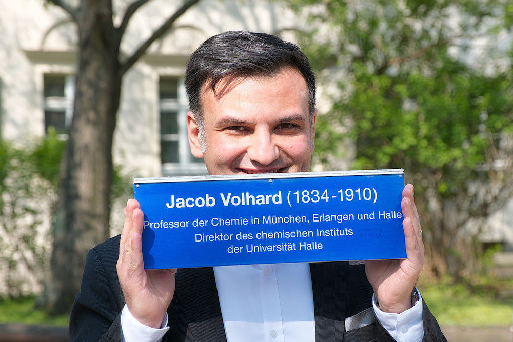 Als Vertreter seines Instituts brachte Prof. Dr. Dariush Hinderberger das Schild für Jacob Volhard an.