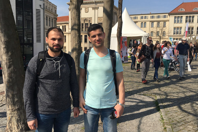 Ziad (links) will an der Uni Halle Chemie studieren. Hussein (rechts) interessiert sich für Zahnmedizin.