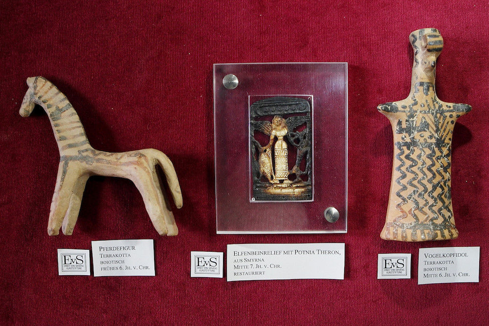 Drei Exponate der neu erworbenen Sammlung: Eine Pferdefigur, ein Elfenbeinrelief und ein Vogelkopfidol