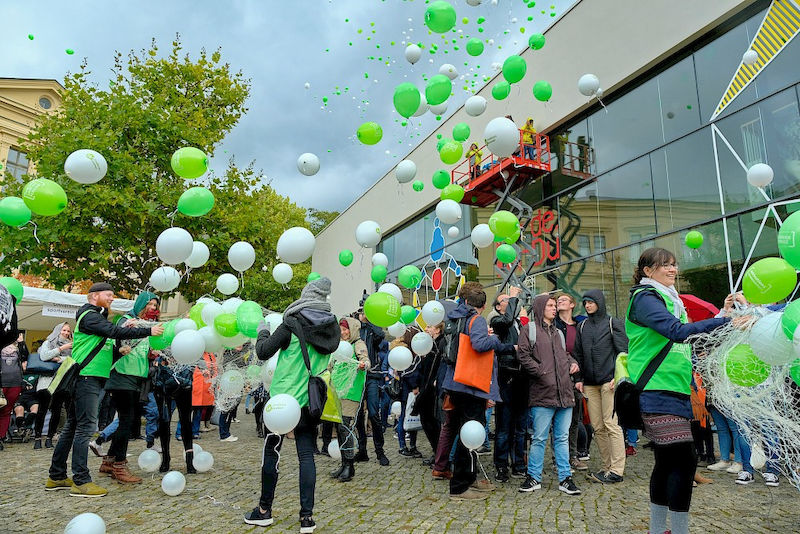 1.000 Ballons starteten zum Abschluss der Immatrikulationsfeier.
