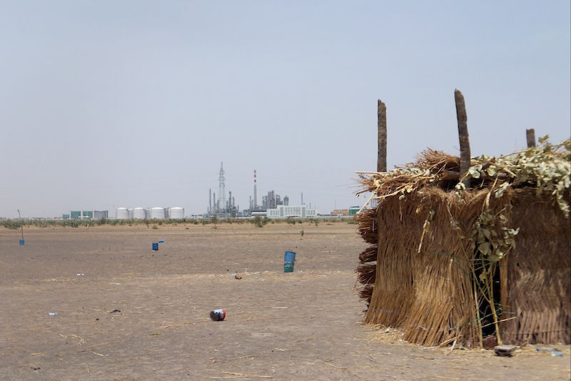 Tradition and modernity: In Chad oil firms are located in direct proximity to traditional huts of the local population. Dr Andrea Behrends has been studying the social and cultural impact of oil production since 2003.