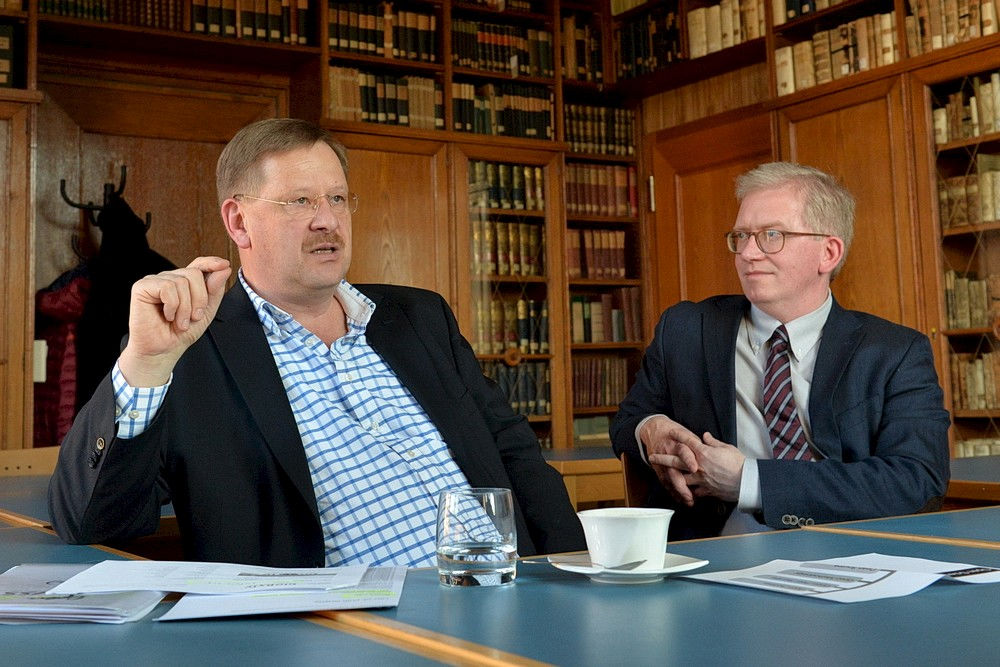 From historical manuscripts to digital databases: Stephan Feller (left) and Stefan Artmann sit down for a chat in the ULB’s Hungarian Library.