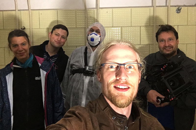 Das kleine Filmteam von "Underground" während der Dreharbeiten