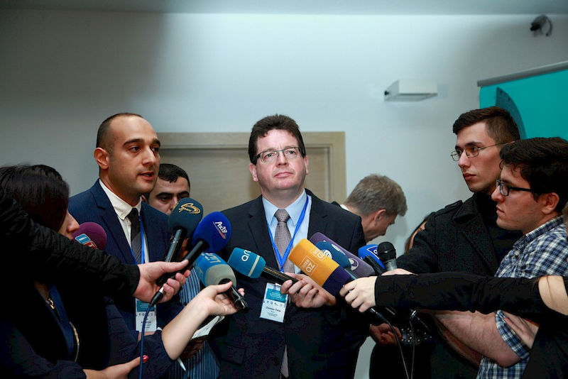 Christian Tietje (Mitte) während der Tagung in Baku