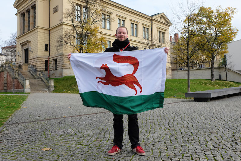 David Horn mit der Flagge der baschkirischen Hauptstadt Ufa.