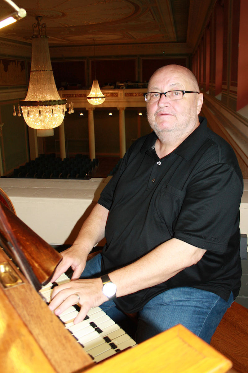 Wolfgang Kupke an der Uni-Orgel.