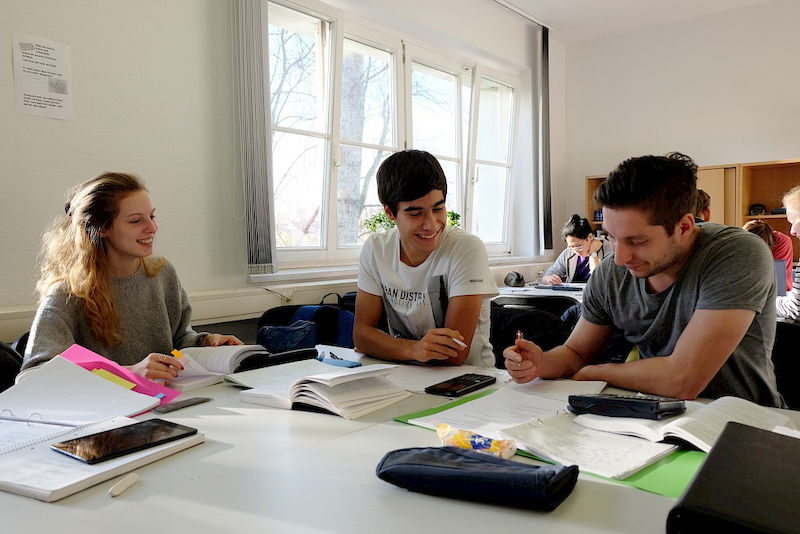 Gemeinsam lernt es sich besser: Studierende im „Hilbert-Raum“ des Instituts für Mathematik