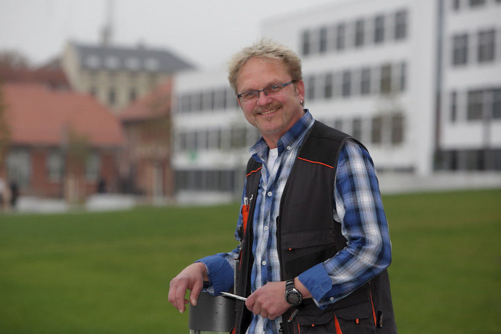 Ab morgens halb sieben ist Roland Östreich als Hausmeister auf dem Steintor-Campus unterwegs.