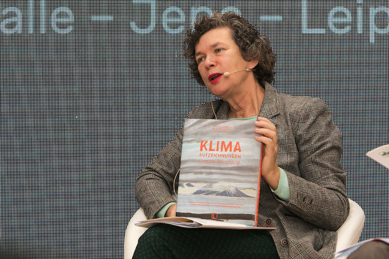 Die Leipziger Rektorin Beate Schücking präsentiert das neue Buch "Klimaaufzeichnungen" aus ihrem Haus.