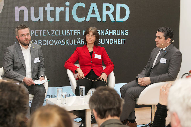 Dr. Tobias D. Höhn (links) aus Leipzig, Prof. Dr. Gabriele Stangl aus Halle und Prof. Dr. Stefan Lorkowski aus Jena stellen den Kompetenzcluster "nutriCARD" vor.