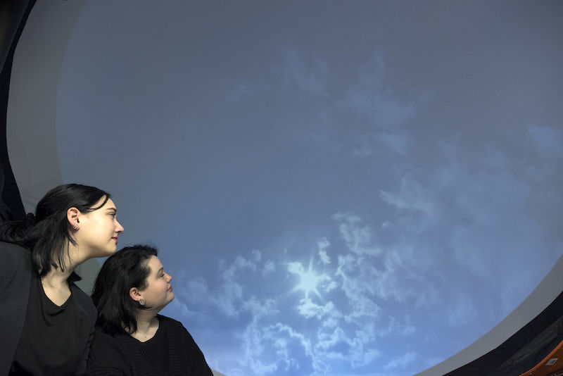 Die Studentinnen Pia Mozet(links) und Jenny Kleine präsentierten im Fulldome-Zelt ihren 360-Grad-Film "Dreamsymbiosis".